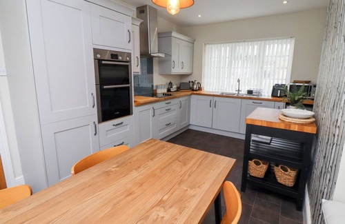 Alnmouth Cabaña | ROSEDALE LODGE, pet friendly, country holiday cottage in Alnmouth