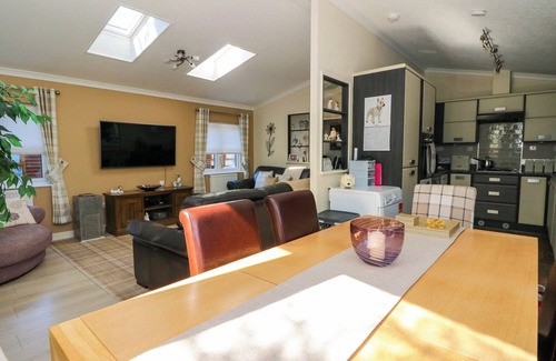 Auchterarder Cabaña | ROSEGRACE LODGE, pet friendly, with a garden in Auchterarder