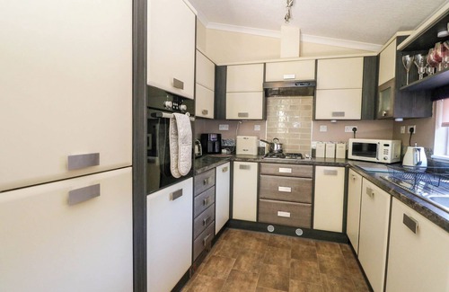 Auchterarder Cabaña | ROSEGRACE LODGE, pet friendly, with a garden in Auchterarder