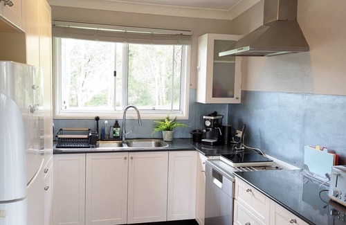 Erowal Bay Casa | Rosella - Bay & Bush Retreat - 5 mins to Hyams Beach, Jervis Bay, pet-friendly