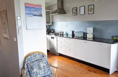 Erowal Bay Casa | Rosella - Bay & Bush Retreat - 5 mins to Hyams Beach, Jervis Bay, pet-friendly