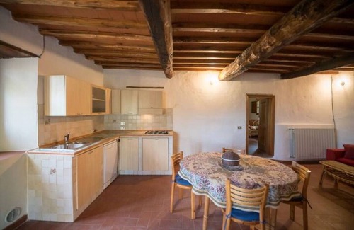 Pontassieve Apartamento | Rosemary Apartment, one-bedroom apartment with pool view