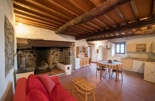 Pontassieve Apartamento | Rosemary Apartment, one-bedroom apartment with pool view