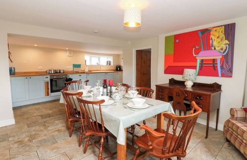 Redmire Cabaña | ROSEMARY COTTAGE, pet friendly, with open fire in Leyburn