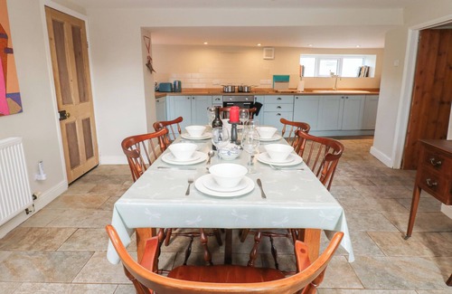 Redmire Cabaña | ROSEMARY COTTAGE, pet friendly, with open fire in Leyburn