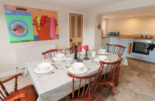 Redmire Cabaña | ROSEMARY COTTAGE, pet friendly, with open fire in Leyburn