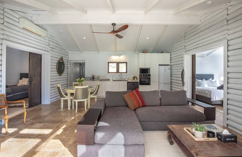 Webbs Creek Casa | Rosemont's Tiny Bungalow House with Tennis Court -
