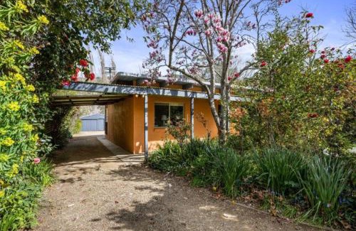 Bright Casa | Roses on the River - An absolute river frontage cottage