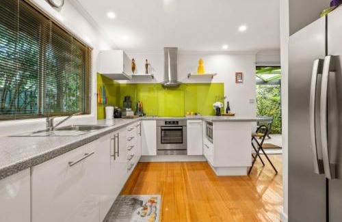 Bright Casa | Roses on the River - An absolute river frontage cottage