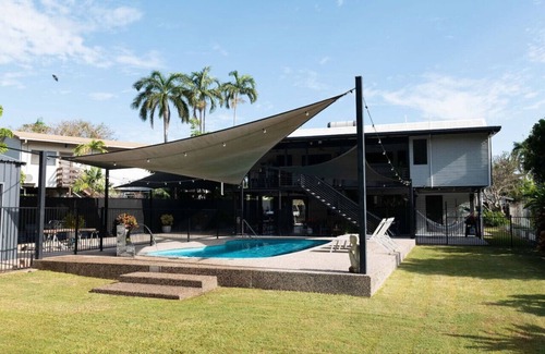 Leanyer Casa | Rosewood Rustic Refuge: Pool ~ Outdoor Dining ~ Backyard