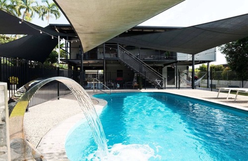 Leanyer Casa | Rosewood Rustic Refuge: Pool ~ Outdoor Dining ~ Backyard