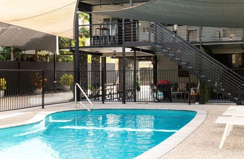 Leanyer Casa | Rosewood Rustic Refuge: Pool ~ Outdoor Dining ~ Backyard