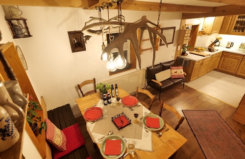 Fluorn Casa | Rosi's Häusle am Schwarzwald / Terrace and garden area / E-car charging