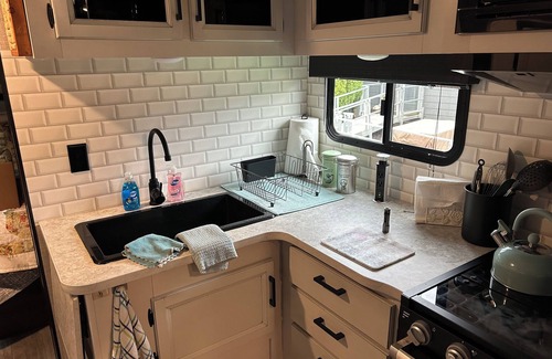 Canby Casa | Rosie Lea the RV Backyard coziness close to downtown Canby Pet friendly