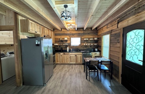 Spring Hill Cabina | Rosie's Cabin is an authentic log cabin located just 10 minutes from Charleston.