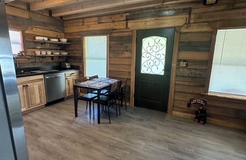 Spring Hill Cabina | Rosie's Cabin is an authentic log cabin located just 10 minutes from Charleston.