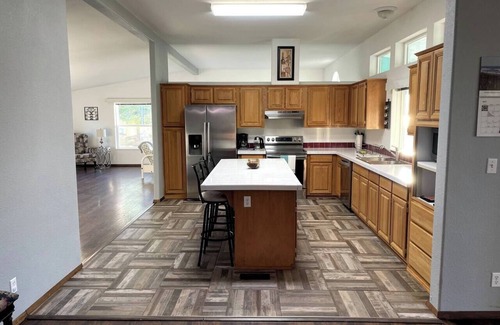 Grays Harbor County Casa | Rosie's Surf Shack, Rosie's Surf Shack: 3 BR, 2 BA house in beautiful Grays Harbor3 BR, 2 BA house i