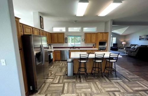 Grays Harbor County Casa | Rosie's Surf Shack, Rosie's Surf Shack: 3 BR, 2 BA house in beautiful Grays Harbor3 BR, 2 BA house i