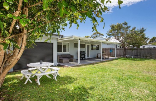 Callala Beach Casa | Roskell Retreat - Pet Friendly - 5 Mins Walk to Beach