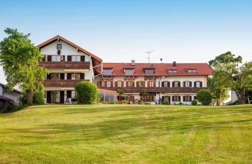 Breitbrunn a. Chiemsee Apartamento | Rosl vacation apartment, 45 sqm for 2-3 people in the attic