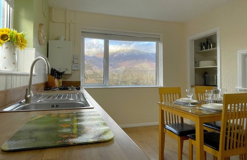 Portinscale Cabaña | Roslin - a cottage that sleeps 4 guests in 2 bedrooms