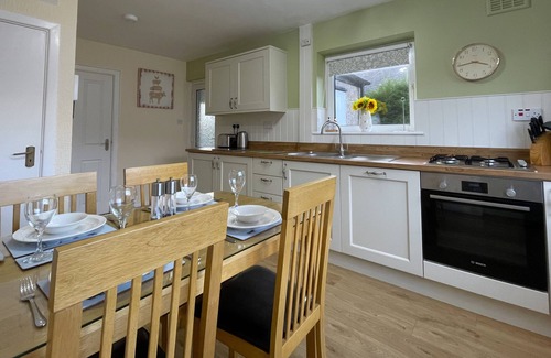 Portinscale Cabaña | Roslin - a cottage that sleeps 4 guests in 2 bedrooms