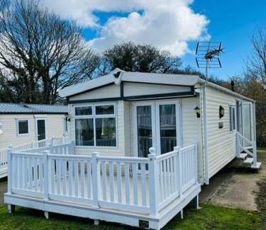 Shanklin Casa | Roslyn at Lower Hyde Park, Isle of Wight