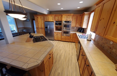 Ronald Casa | Roslyn Pines: Hot Tub, Spacious Deck, Dogs Welcome