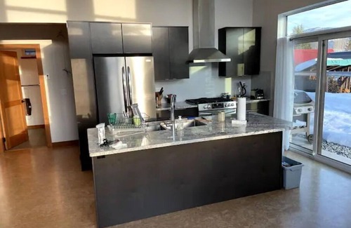 Rossland Casa | Rossland Mountain View - New 2-bedroom Home