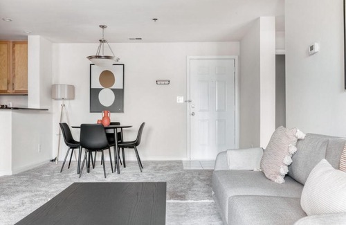 Rosslyn Apartamento | Rosslyn 2BR w WD Gym Pool 10 min to Metro WDC-358