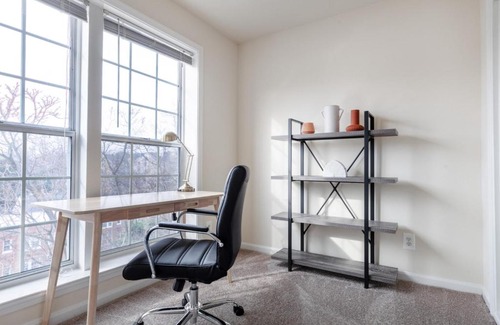 Rosslyn Apartamento | Rosslyn 2BR w WD Gym Pool 10 min to Metro WDC-358