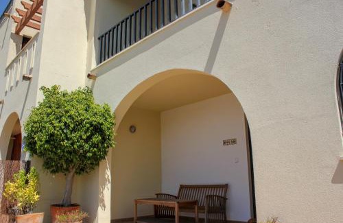 Costa Esuri Casa | (ROU002) Cómoda Casa con Puerta a la Piscina