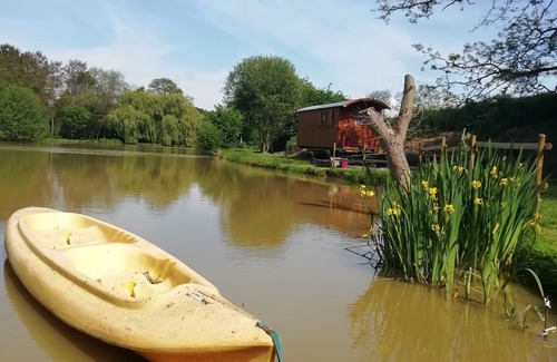 Quessoy Casa | Roulotte AU Bord D'un Etang