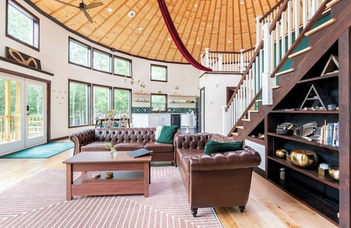 Saugerties Casa | Round House with Mountain Views & Hot Tub Secluded in the Forest
