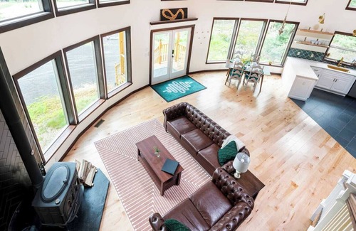 Saugerties Casa | Round House with Mountain Views & Hot Tub Secluded in the Forest