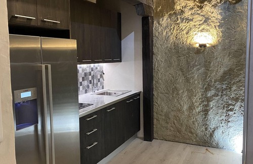 Setenil de las Bodegas Apartamento | Habitación 'Redonda De Piedra 5' con vistas a la montaña, piscina privada y Wi-Fi