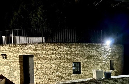 Setenil de las Bodegas Apartamento | Habitación 'Redonda De Piedra 5' con vistas a la montaña, piscina privada y Wi-Fi