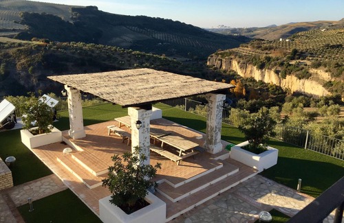 Setenil de las Bodegas Apartamento | Habitación 'Redonda De Piedra 5' con vistas a la montaña, piscina privada y Wi-Fi