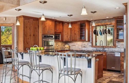 The Highlands Casa | Rounds Retreat - Ski Area Views-Private Hot Tub-Minutes from Town-Highlands Neighborhood.