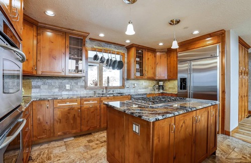 The Highlands Casa | Rounds Retreat - Ski Area Views-Private Hot Tub-Minutes from Town-Highlands Neighborhood.