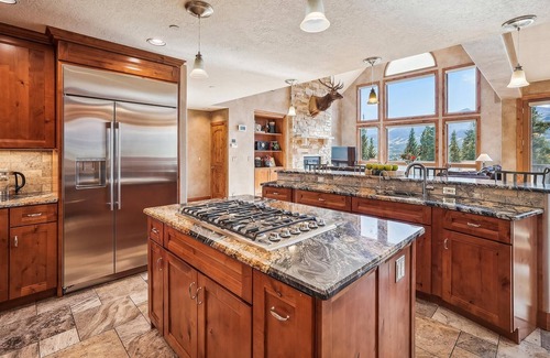 The Highlands Casa | Rounds Retreat - Ski Area Views-Private Hot Tub-Minutes from Town-Highlands Neighborhood.