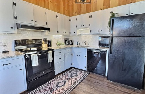 Plymouth Casa | RoundTop Chalet- Hot Tub, Grill, Hiking!