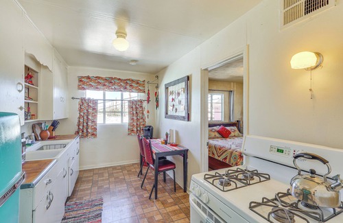Kingman Apartamento | Route 66 Retreat Steps to Beale St in Dtwn Kingman