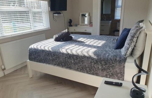 Arnold Casa | Routh 2-Bed Luxury Lodge Hot Tub & Lake View