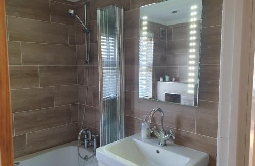 Arnold Casa | Routh 2-Bed Luxury Lodge Hot Tub & Lake View