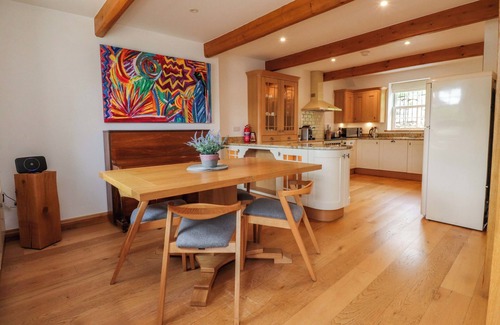 Hetton Cabaña | ROWAN TREE COTTAGE, pet friendly, with hot tub in Skipton