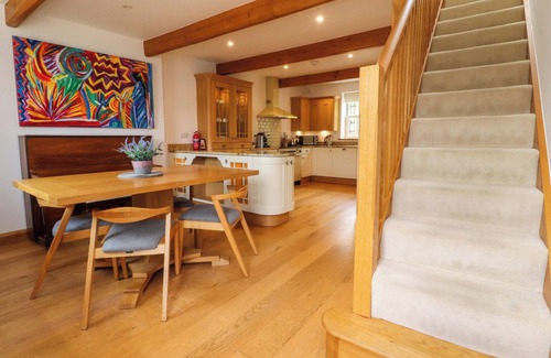 Hetton Cabaña | ROWAN TREE COTTAGE, pet friendly, with hot tub in Skipton