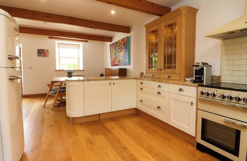 Hetton Cabaña | ROWAN TREE COTTAGE, pet friendly, with hot tub in Skipton