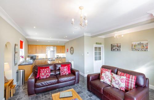 Cupar Casa | Rowan Tree Cottage with Hot Tub