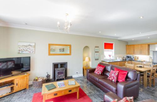 Cupar Casa | Rowan Tree Cottage with Hot Tub